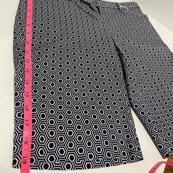 NWOT LAUNDRY | BLUE/WHITE HEXAGON PRINT BERMUDA SHORTS WITH 4 POCKETS | SIZE 4 - Picture 8 of 13